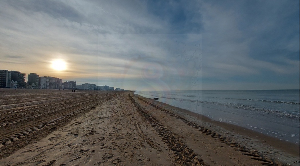 Belgique-station-balnéaire-la-panne-plage-hiver-froid-sable-mer-du-Nord